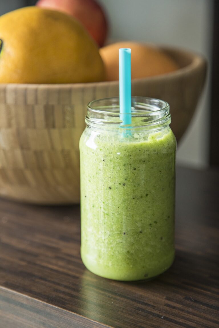 Blueberry spinach smoothie Photo-by-Milada-Vigerova-CC0-on-Pixabay